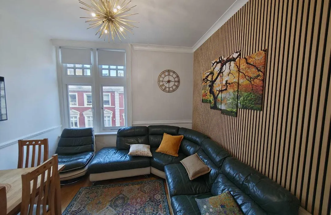 High Street 3Br City Views Near Beach - Groups, Families, Contractors-1